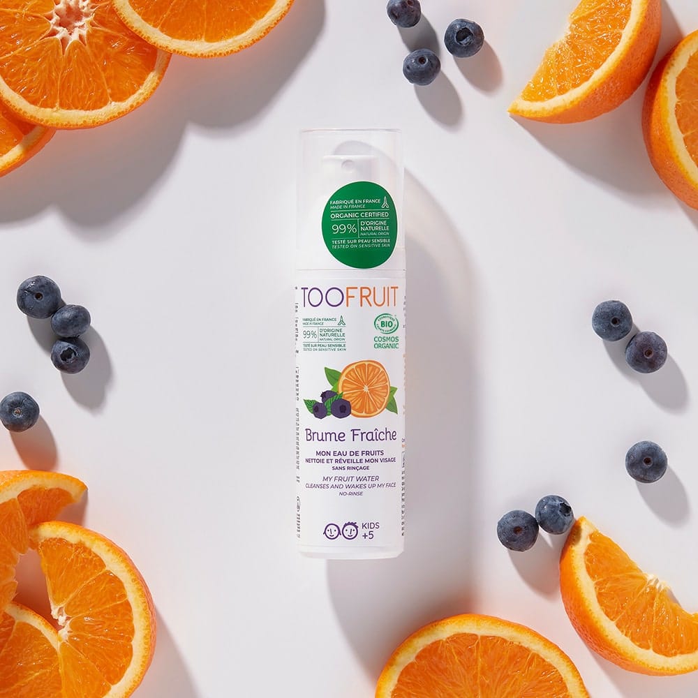 TOOFRUIT Fresh Mist Gesichtsreinigungswasser – Orange - Blaubeere, 100ml, Sprühflasche umringt von Orangen und Blaubeeren