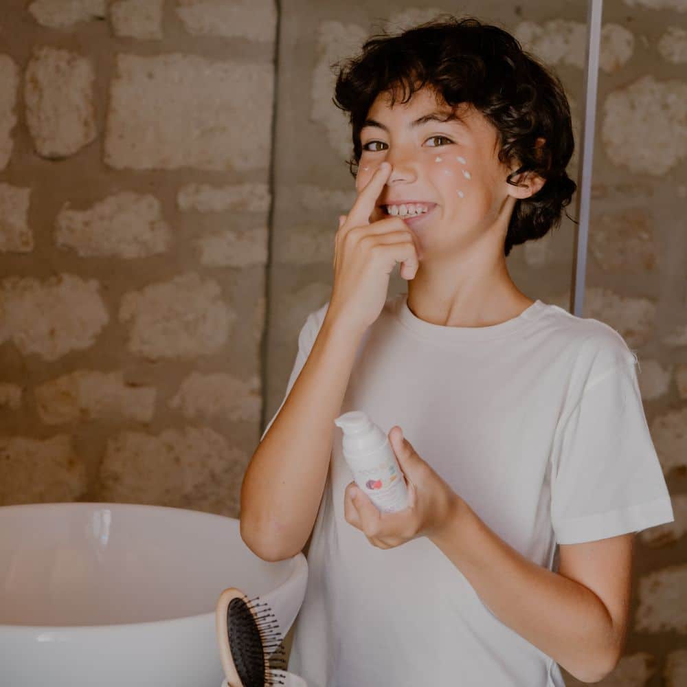 TOOFRUIT Gourmet Cream Gesichtscreme – Banane - Feige, 30ml, Kind wendet Creme im Gesicht an