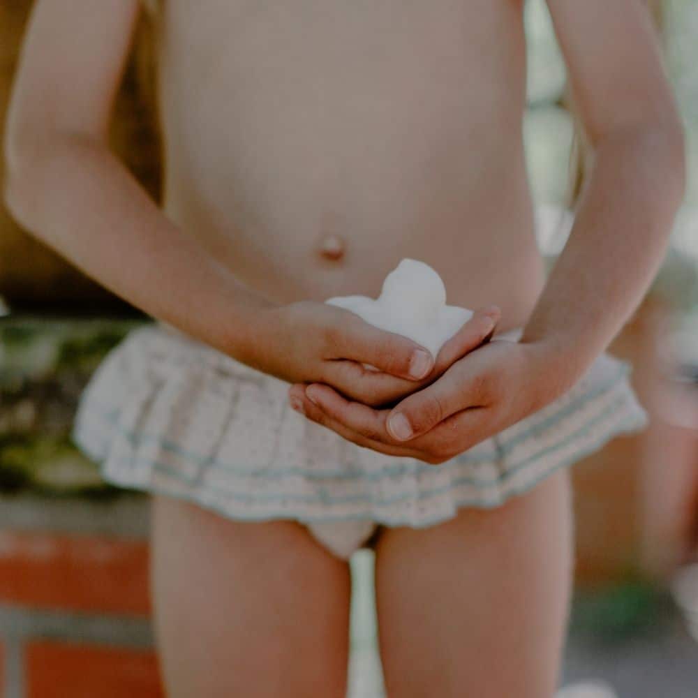 TOOFRUIT Intimschaum – Aloe Vera - Pfirsich, 100ml, Kind hält Schaum in Händen