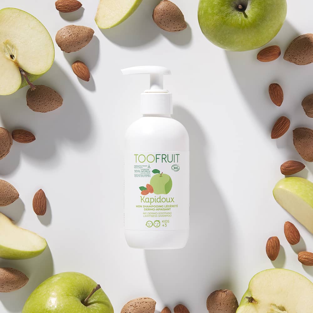 TOOFRUIT Kapidoux Apfel-Süßmandel -Shampoo – 200ml, Pumpspender umringt von Äpfeln und Mandeln