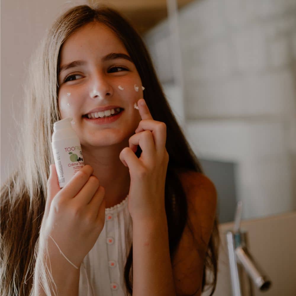 TOOFRUIT Leichte Gesichtscreme – Apfel - Brombeere, 30ml, Kind cremt Gesicht ein