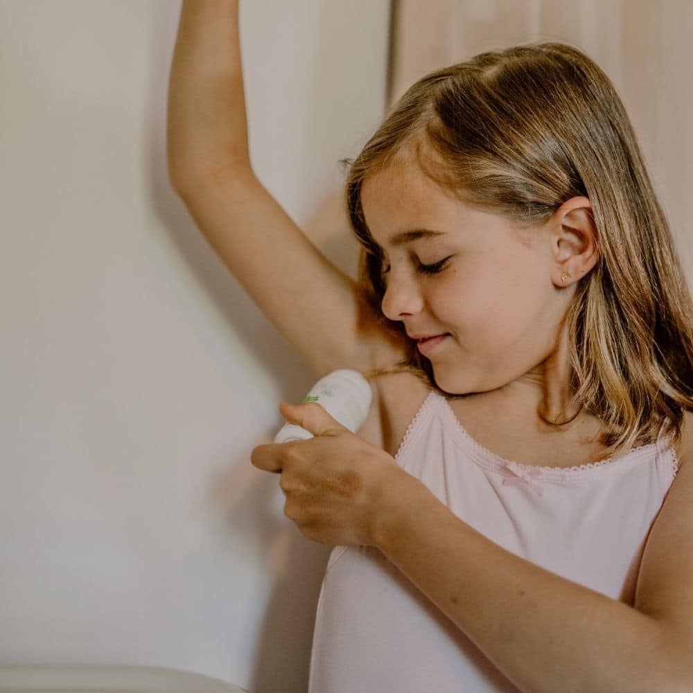 TOOFRUIT Mein erster Deoroller – Apfel - Aloe Vera, 50ml, Kind wendet Deoroller an