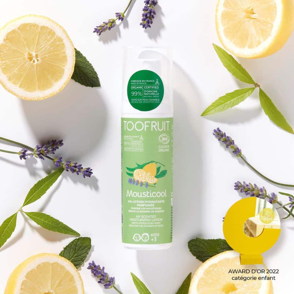 TOOFRUIT Mousticool Duftlotion gegen Mücken – Zitrone - Pfefferminze, 100ml, Sprühflasche umringt von Zitronenscheiben und Pfefferminzblättern
