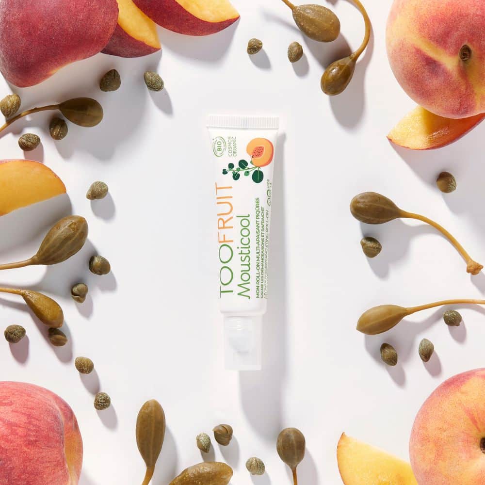 TOOFRUIT Mousticool Mückenstich Roll- on – 10ml, Tube umringt von Pfirsichen, Aprikosen und Kapern