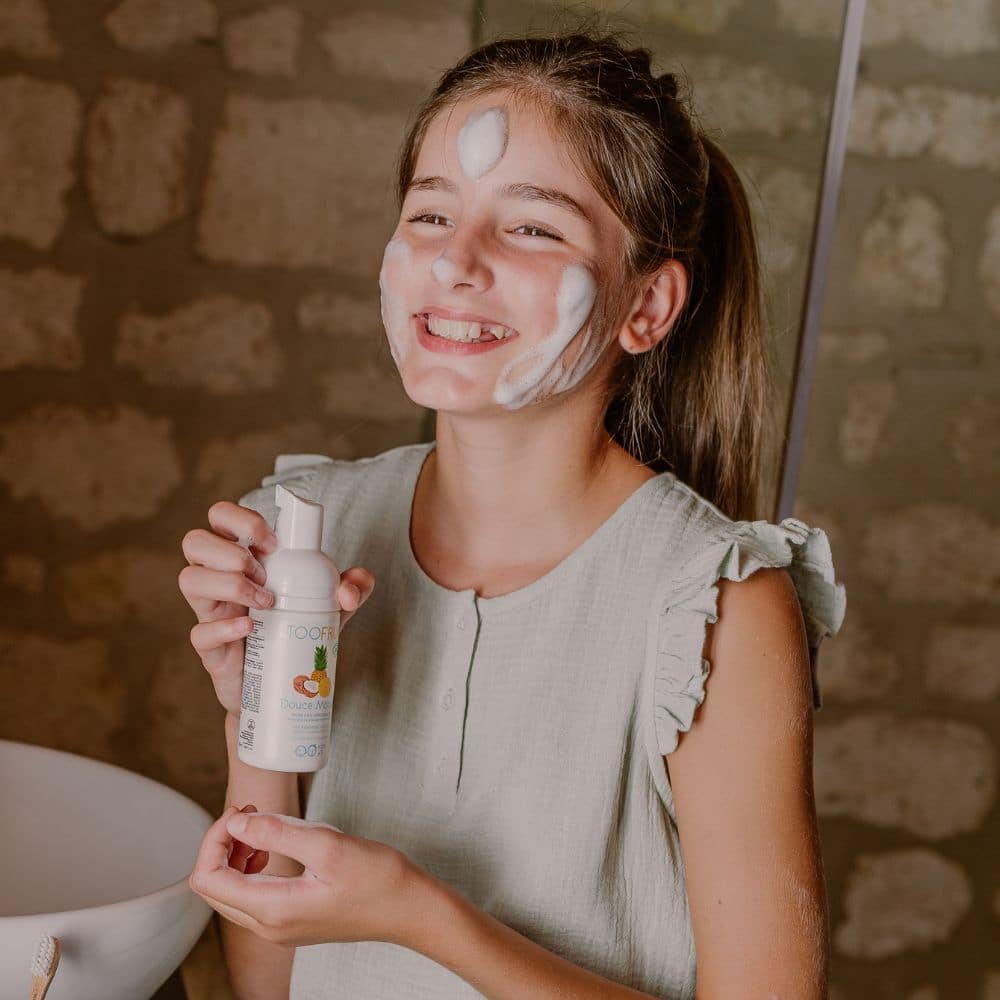 TOOFRUIT Reinigungsschaum  – Ananas - Kokosnuss, 100ml, Kind wendet Schaum im Gesicht an