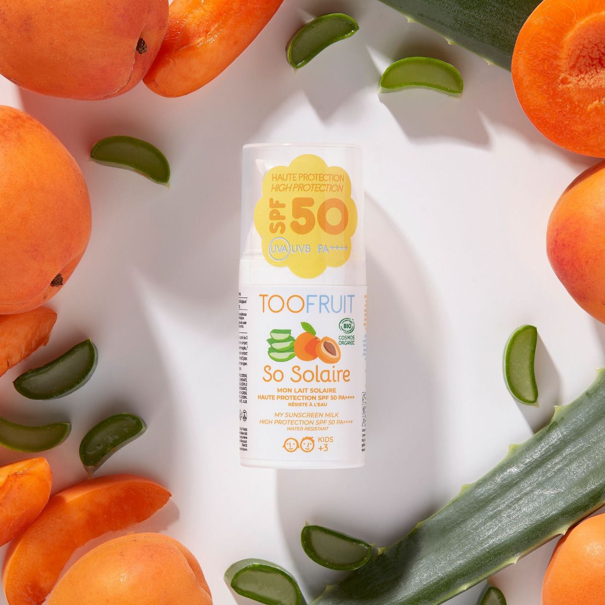 TOOFRUIT So Solaire Sonnenschutzcreme – LSF50+, 30ml, Pumpspender umringt von Aloe Vera Blättern und Aprikosen