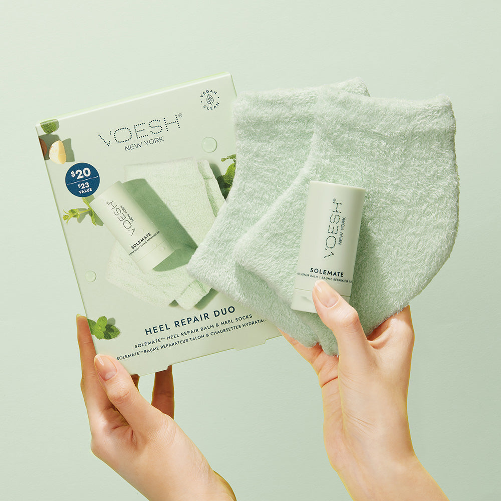 VOESH Heel Repair Duo  – Heel Repair Balm + Heel Socks, 1Paar+22ml, Hände halten Umkarton und Einzelprodukte