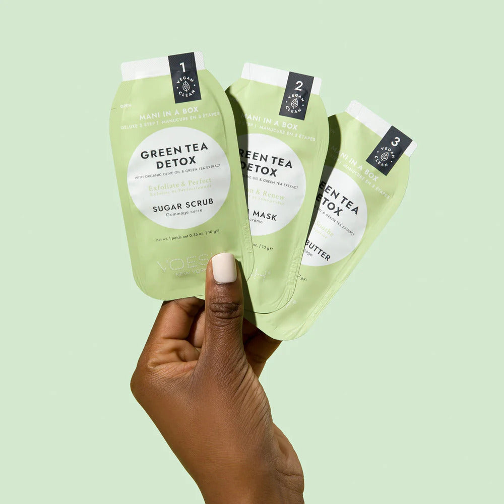 VOESH Mani Moments - Green Tea – 1Stk, Hand hält Einzelsachets