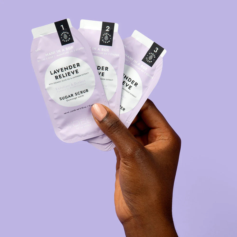 VOESH Mani Moments - Lavender Relieve – 1Stk, Hand hält Einzelsachets