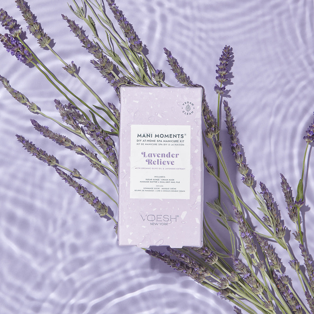 VOESH Mani Moments - Lavender Relieve – 1Stk, Verpackung auf Wasser schwimmend mit Lavelblüten