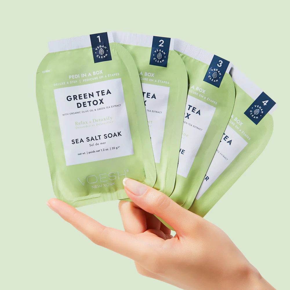 VOESH Pedi Moments - Green Tea Detox – 1Stk, Hand hält Einzelsachets