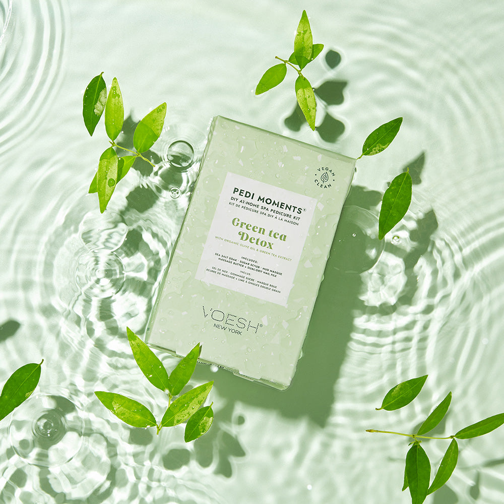 VOESH Pedi Moments - Green Tea Detox – 1Stk, Umkarton in Wasser mit Teeblättern