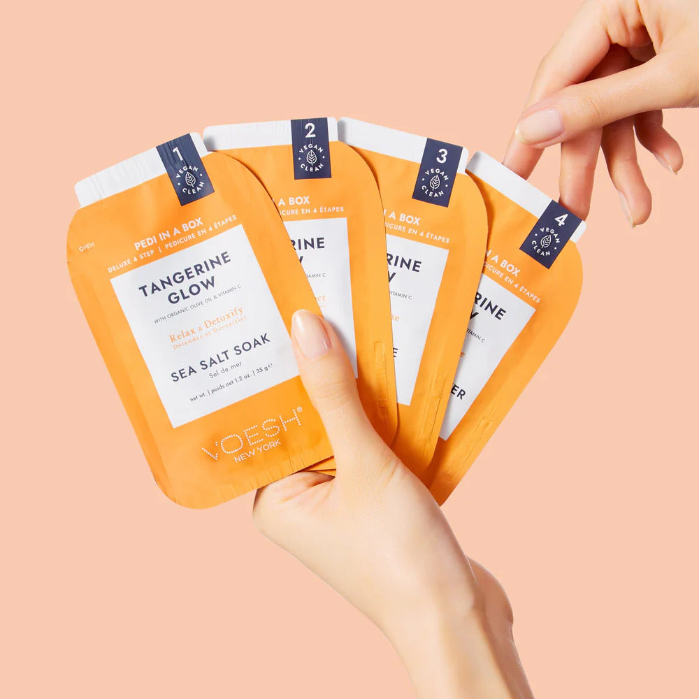VOESH Pedi Moments - Tangerine Glow – 1Stk, Hände halten Einzelsachets