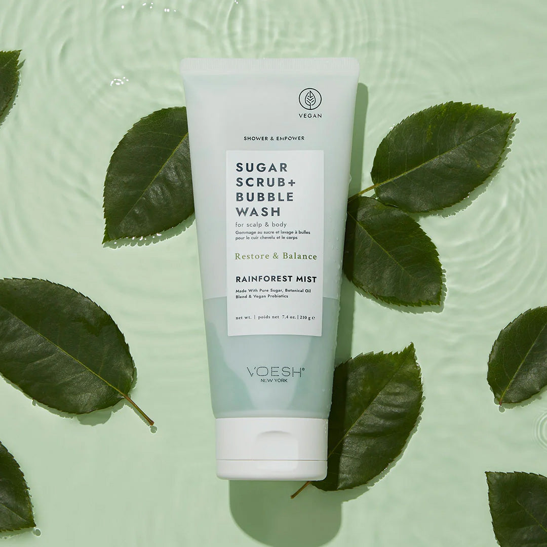 VOESH VOESH Sugar Scrub + Bubble Wash For Scalp and Body - Rainforest Mist – 210g, Tube in Wasser mit Blättern