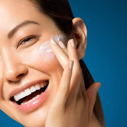 DERMALOGICA Skin Smoothing Cream – überzeugt mit modernster HydraMesh Technologie™, die die Haut wie ein Netz überzieht. So wird sie 48 Stunden lang kontinuierlich mit Feuchtigkeit versorgt, 50-100ml, Anwendung