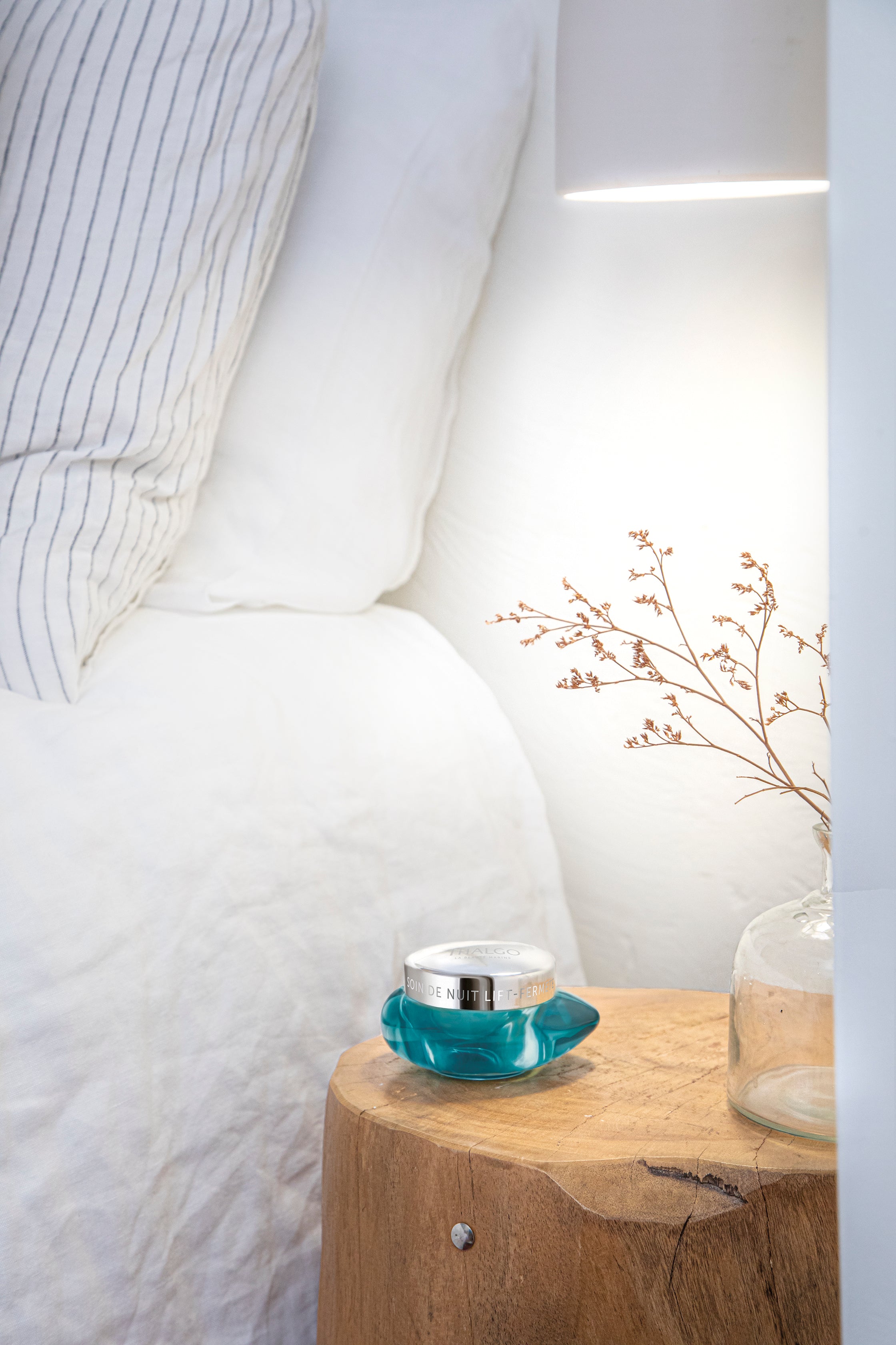 THALGO Silizium Lift - Nachtcreme mit Lifting-Effekt  – 50ml, Tiegel auf Holzstumpf neben Bett
