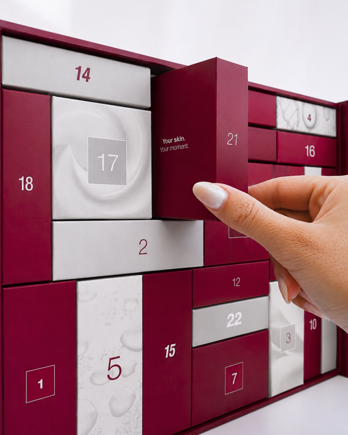 BDR MEDICAL BEAUTY Adventskalender 2026 – 24 Tage High-Performance Skincare, 1stück, Hand entnimmt kleine Schachtel