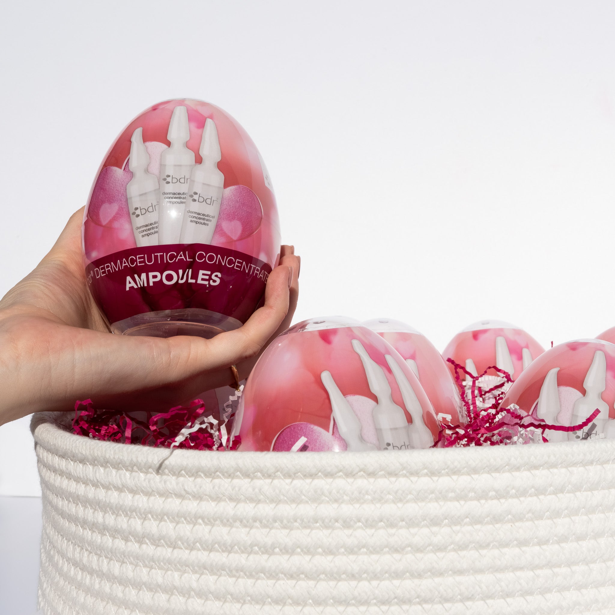 BDR MEDICAL BEAUTY Ampullen-Ei – Osteraktion, 7x2ml +Dropper, Hand hält Ampullen-Ei