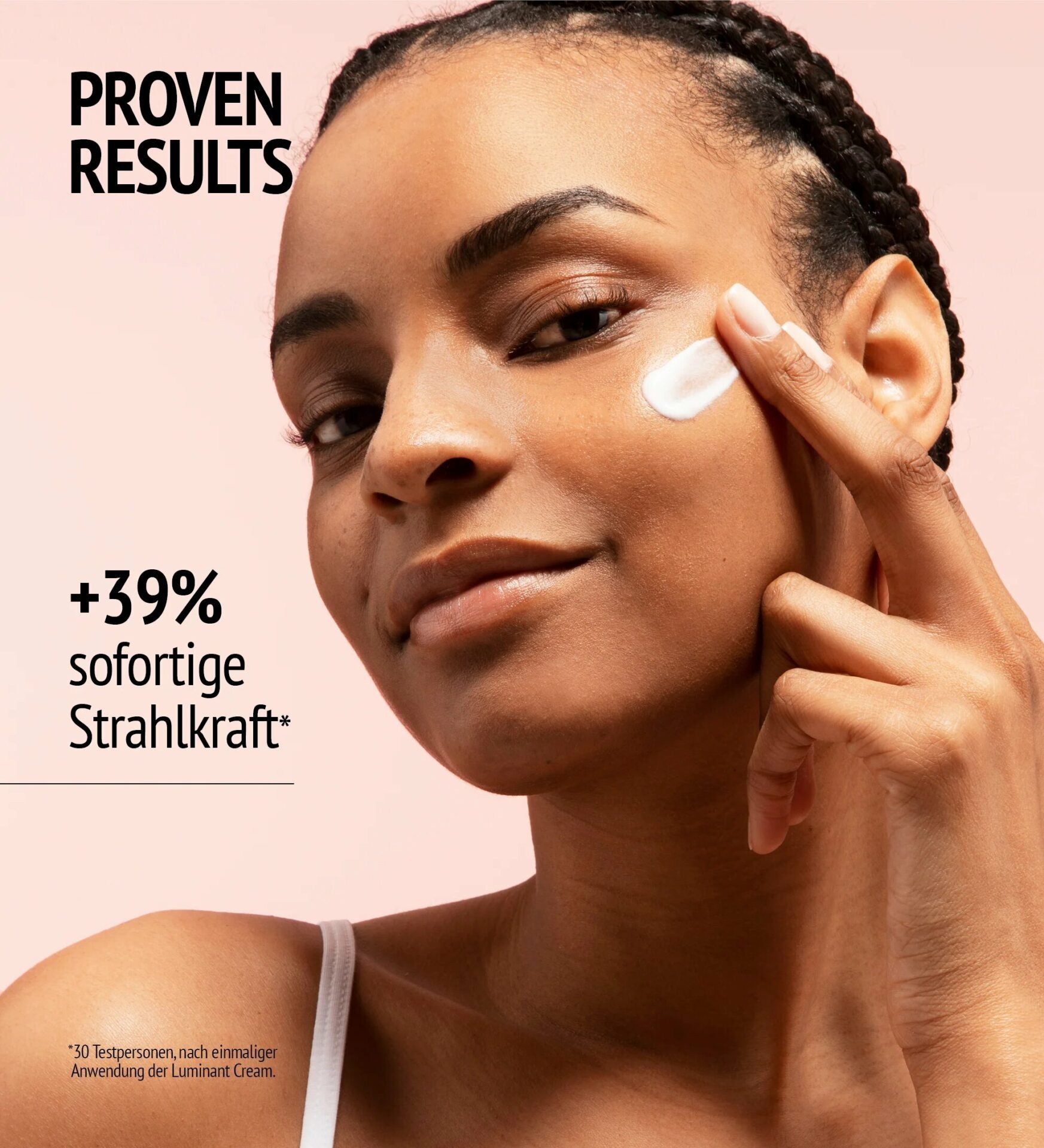 COMFORT ZONE Luminant Cream – hilft, dunkle Flecken gezielt zu bekämpfen, ihre sichtbare Ausprägung zu reduzieren und dem Teint mehr Strahlkraft zu verleihen., 10ml, Frau cremt sich das Gesicht