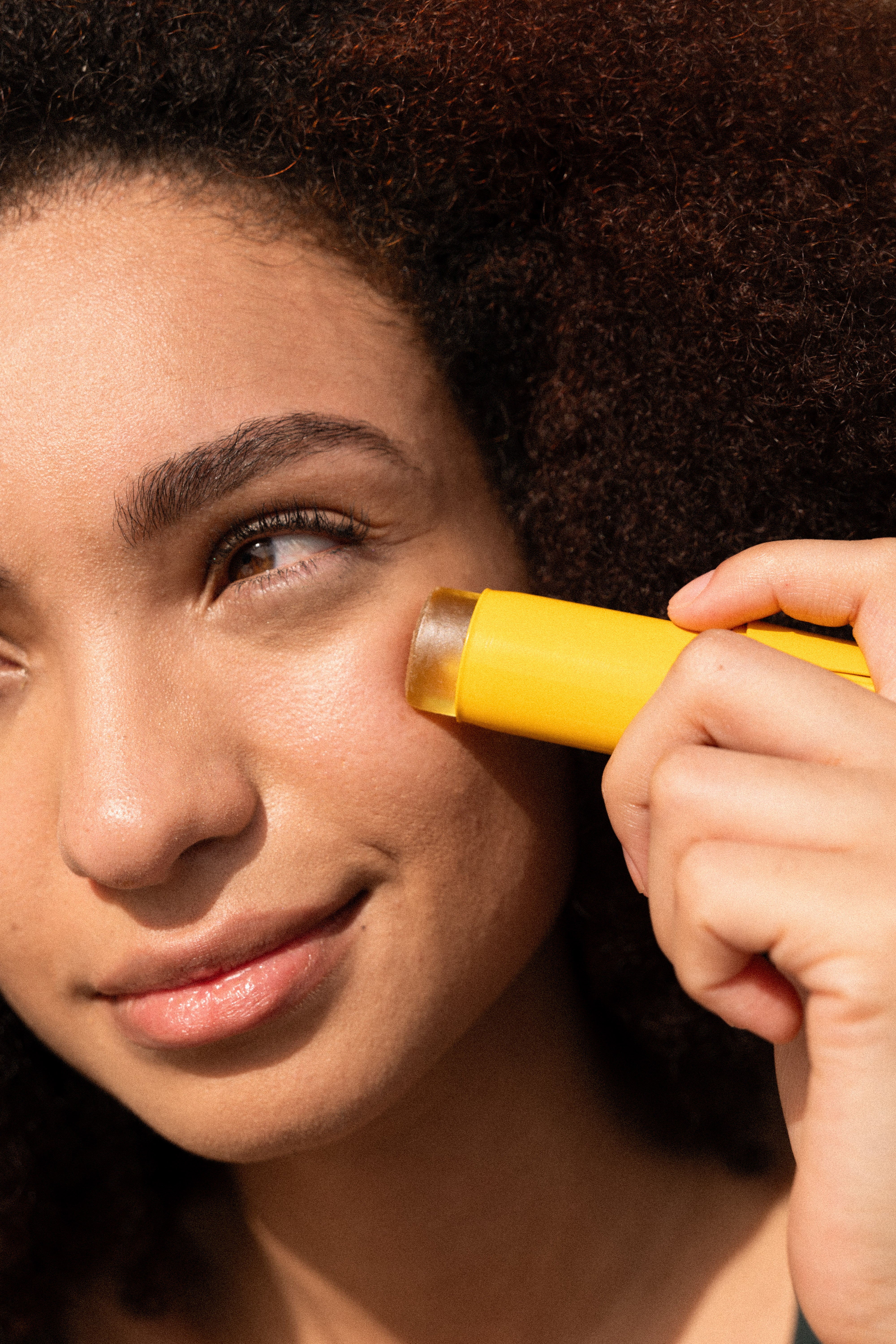 COMFORT ZONE Sun Soul Invisible Defense SPF50+ – Das praktische Stick-Format ermöglicht eine gezielte Anwendung jederzeit, wie zum Beispiel um die Augen, auf den Lippen, der Nase und den Ohren.&nbsp;, 9gr., Anwendung im Gesicht