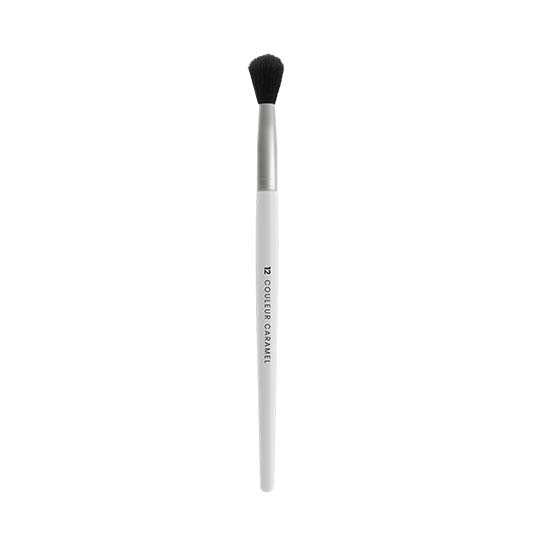 COULEUR CARAMEL Lidschattenpinsel lang Nr. 12 – Ein unentbehrlicher Pinsel für perfekte, softe Smokey Eyes Effekte.&nbsp;Die langen Pinselhaare blenden erstklassig einzelne Lidschatten ein, 1St.