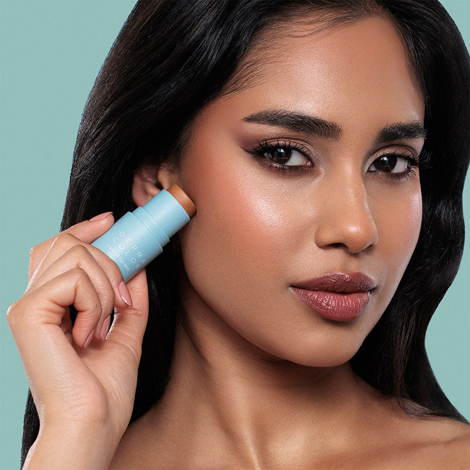 DERMACOLOR Camouflage Stick  – für langanhaltende, ebenmäßige Abdeckung, 6,5g, Frau wendet Camouflage Stick an