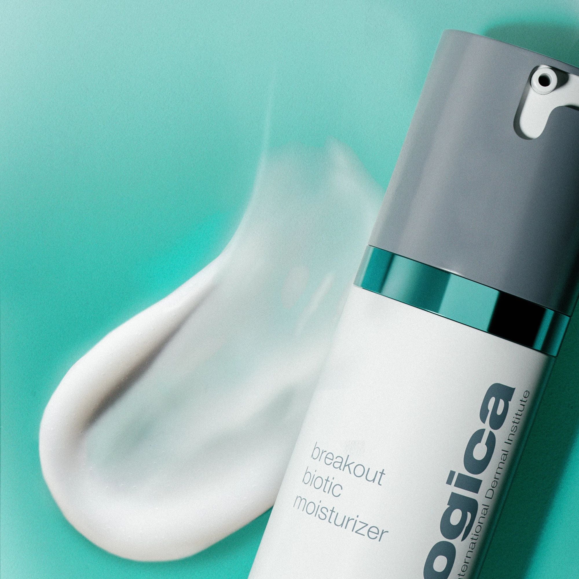 DERMALOGICA Breakout Biotic Moisturizer – 50 ml, Spenderflasche und Textur auf grünem Hintergrund