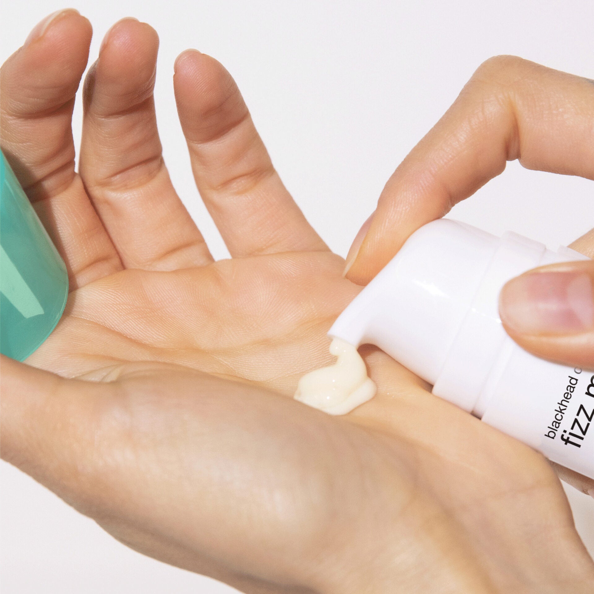 DERMALOGICA Clear Start Blackhead Clearing Fizz Mask – Der enthaltene Schwefel wirkt antimikrobiell und sorgt so für eine reine Haut. Die Kaolin-Tonerde absorbiert überschüssiges Sebum und klärt die Haut., 50ml, Anwendung