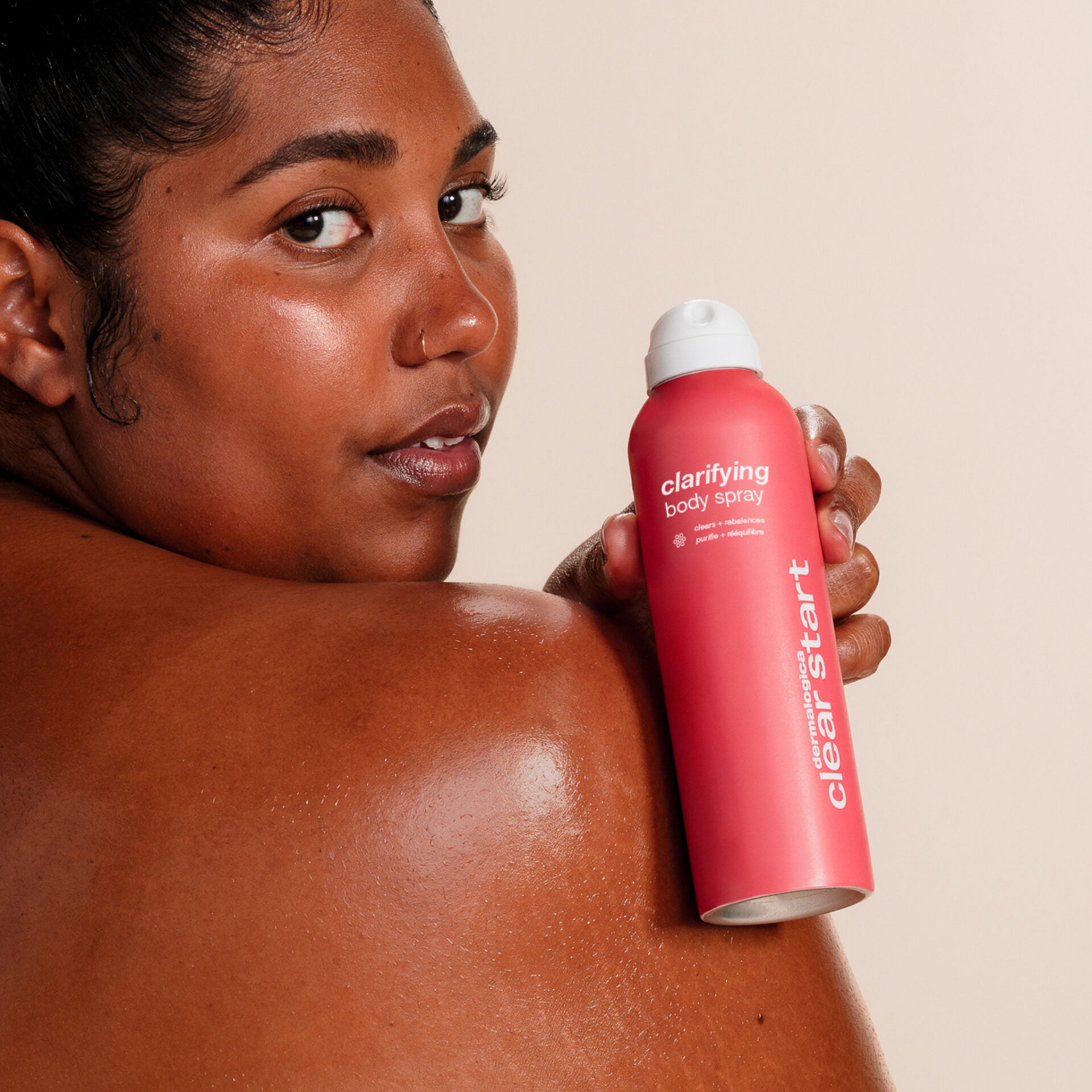 DERMALOGICA Clear Start Clarifying Body Spray – reduziert Unreinheiten an schwer zugänglichen Stellen, wie Rücken, Schultern oder Po. Der superfeine, erfrischende Sprühnebel mit Salicylsäure und Teebaumöl klärt verstopfte Poren, minimiert Entzündungen und beugt so zukünftigen Pickeln vor., 177ml, Anwendung 2
