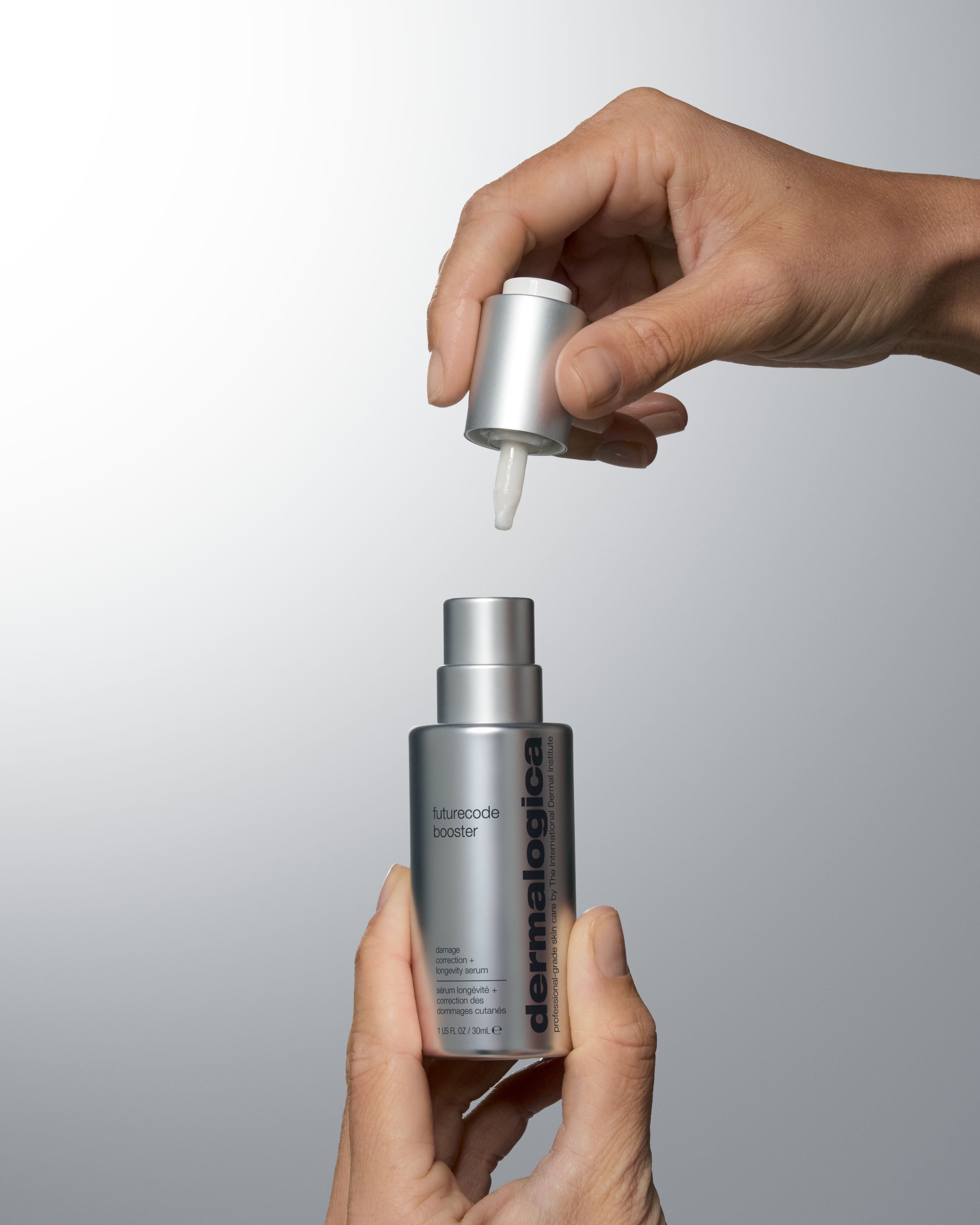 DERMALOGICA FutureCode Booster – Longevity Serum, 30ml, Hände öffnen Pumpspender