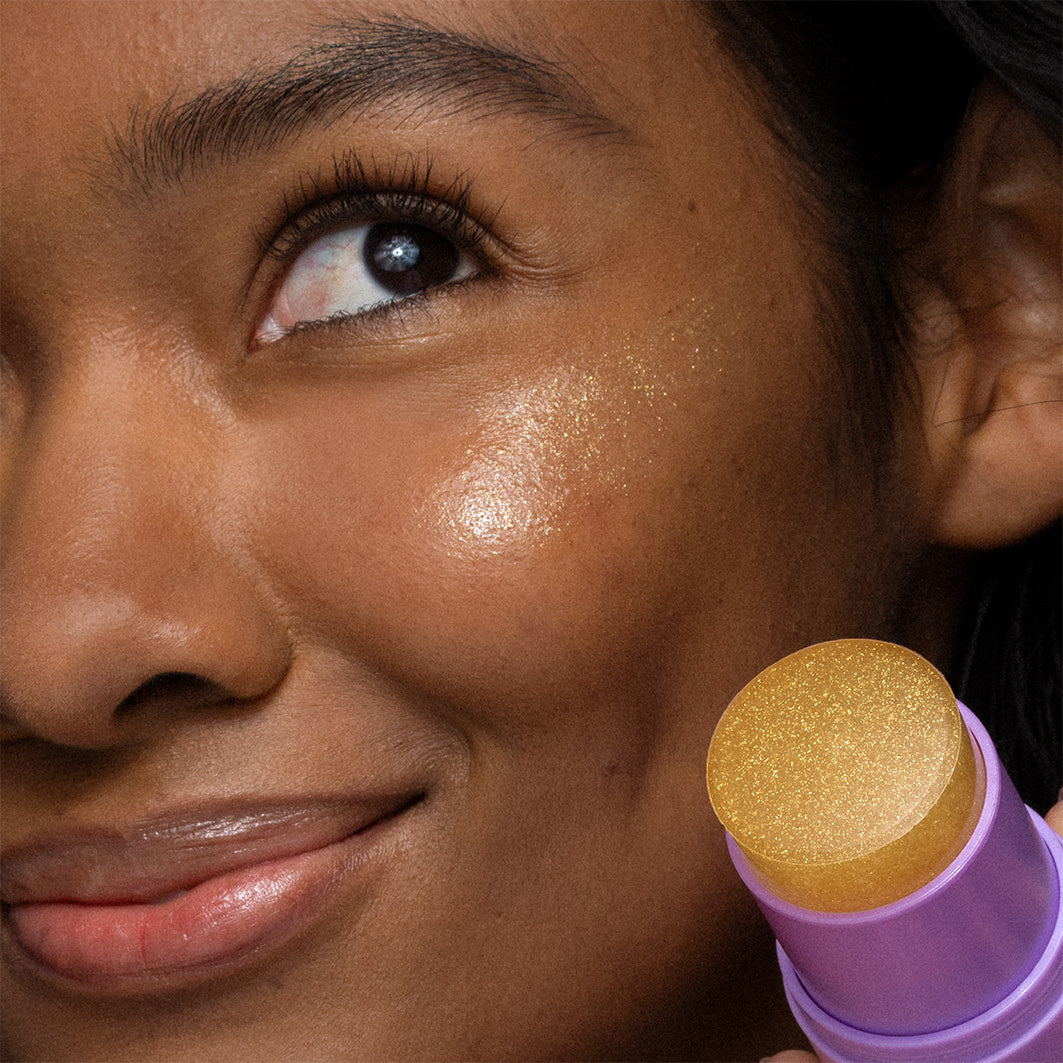 DERMALOGICA Golden Hour Hydrating SPF 30 Stick –  der ideale Begleiter für unterwegs: Er schützt Deine Haut zuverlässig vor UV-Strahlung, spendet intensive Feuchtigkeit und schenkt gleichzeitig einen strahlenden Glow. , 19gr., Stick geöffnet Detail