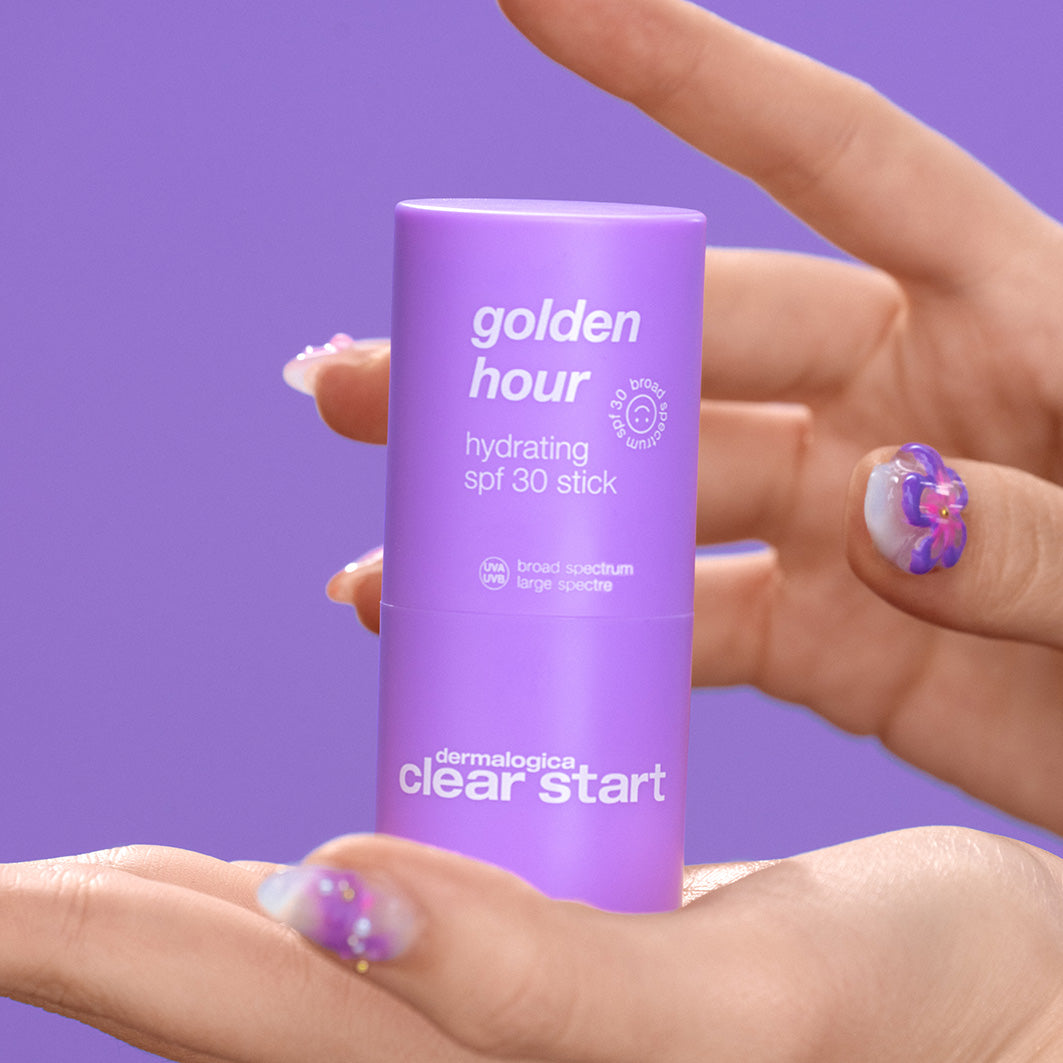 DERMALOGICA Golden Hour Hydrating SPF 30 Stick –  der ideale Begleiter für unterwegs: Er schützt Deine Haut zuverlässig vor UV-Strahlung, spendet intensive Feuchtigkeit und schenkt gleichzeitig einen strahlenden Glow. , 19gr., Stick in der Hand