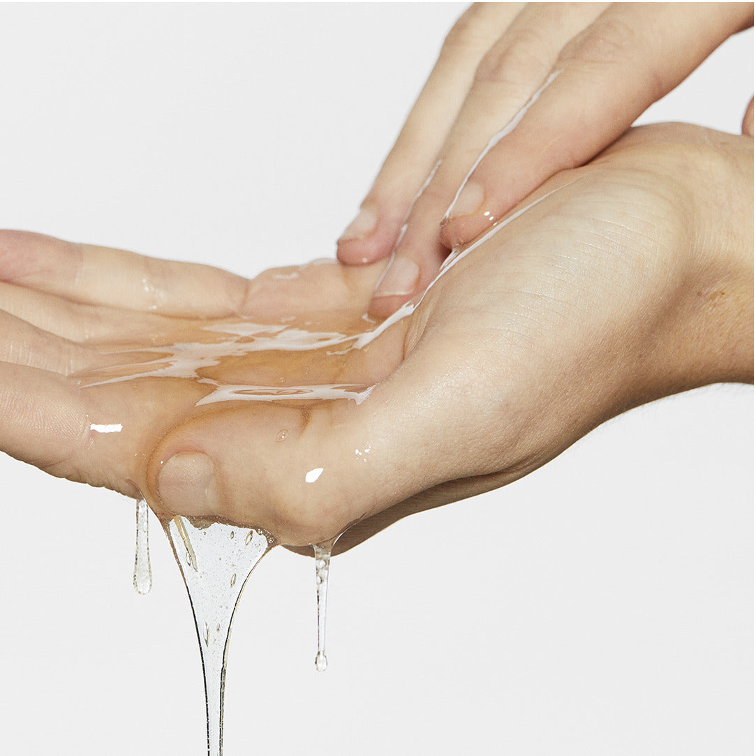 DERMALOGICA Oil to Foam Total Cleanser – Reinigungsöl und Waschgel in einem Schritt. So wird das Gesicht schnell, effektiv und gründlich gereinigt und gleichzeitig intensiv gepflegt, 250ml, Anwendung