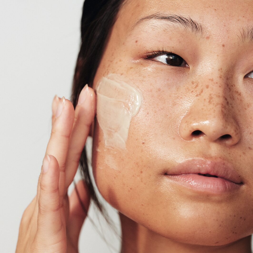 DERMALOGICA PowerBright dark spot peel – effektive Behandlung gegen Pigmentflecken für zu Hause. Es hilft, oberflächliche Hyperpigmentierung sichtbar zu beseitigen - einschließlich UV-bedingter dunkler Flecken, 50ml, Anwendung