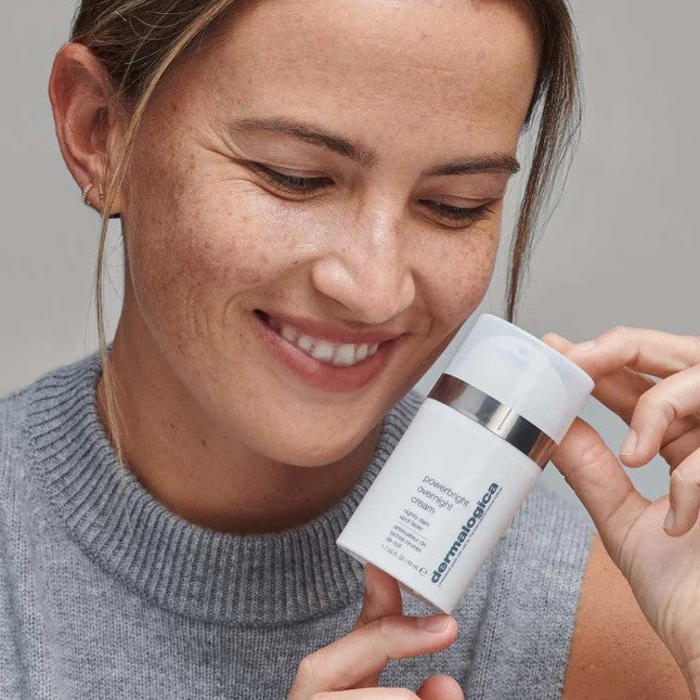 DERMALOGICA Powerbright Overnight Cream – Die intensiv pflegende Dermalogica Powerbright Overnight Cream optimiert die Feuchtigkeitsversorgung der Haut und hilft, ihre Leuchtkraft wiederherzustellen., 50ml, Frau hält Spender