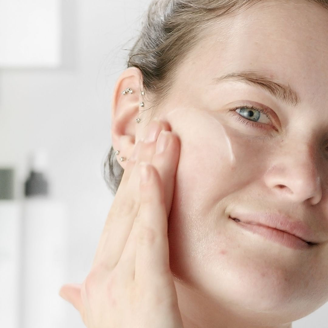 DERMALOGICA  Pro-Collagen Banking Serum – Klinisch bewiesen sorgt es für sofort prallere Haut und ist langfristig 94% effektiver in der Erhaltung von Kollagen., 30ml, Frau bei Anwendung