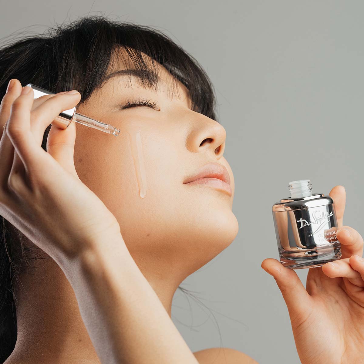 DR SPILLER CELLTRESOR Exosomatic Deep Calming Serum – Beruhigendes Hightech-Serum für empfindliche Haut, 30ml, Frau wendet Serum an
