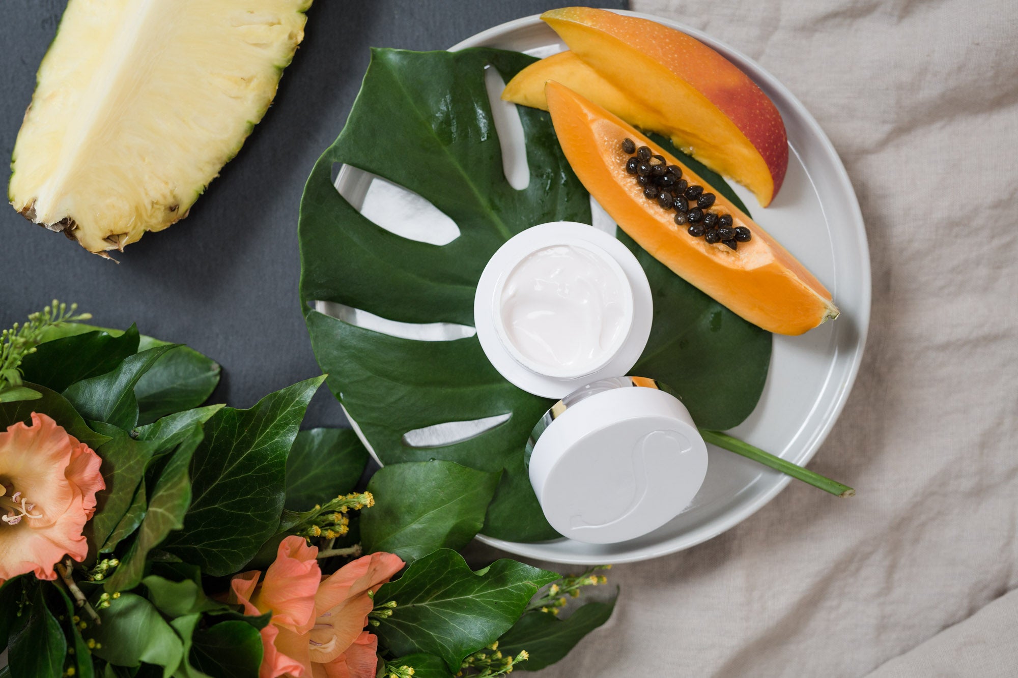 DR SPILLER Fresh & Fruit Feuchtigkeitsmaske  – Firsche & Glow, 30ml, offener Cremetiegel mit tropischen Früchte und Blättern