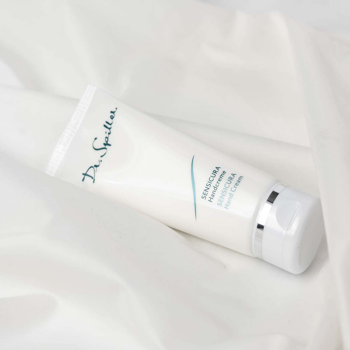 DR SPILLER Handcreme – für empfindliche Haut, 75ml, Tube liegend auf Seide