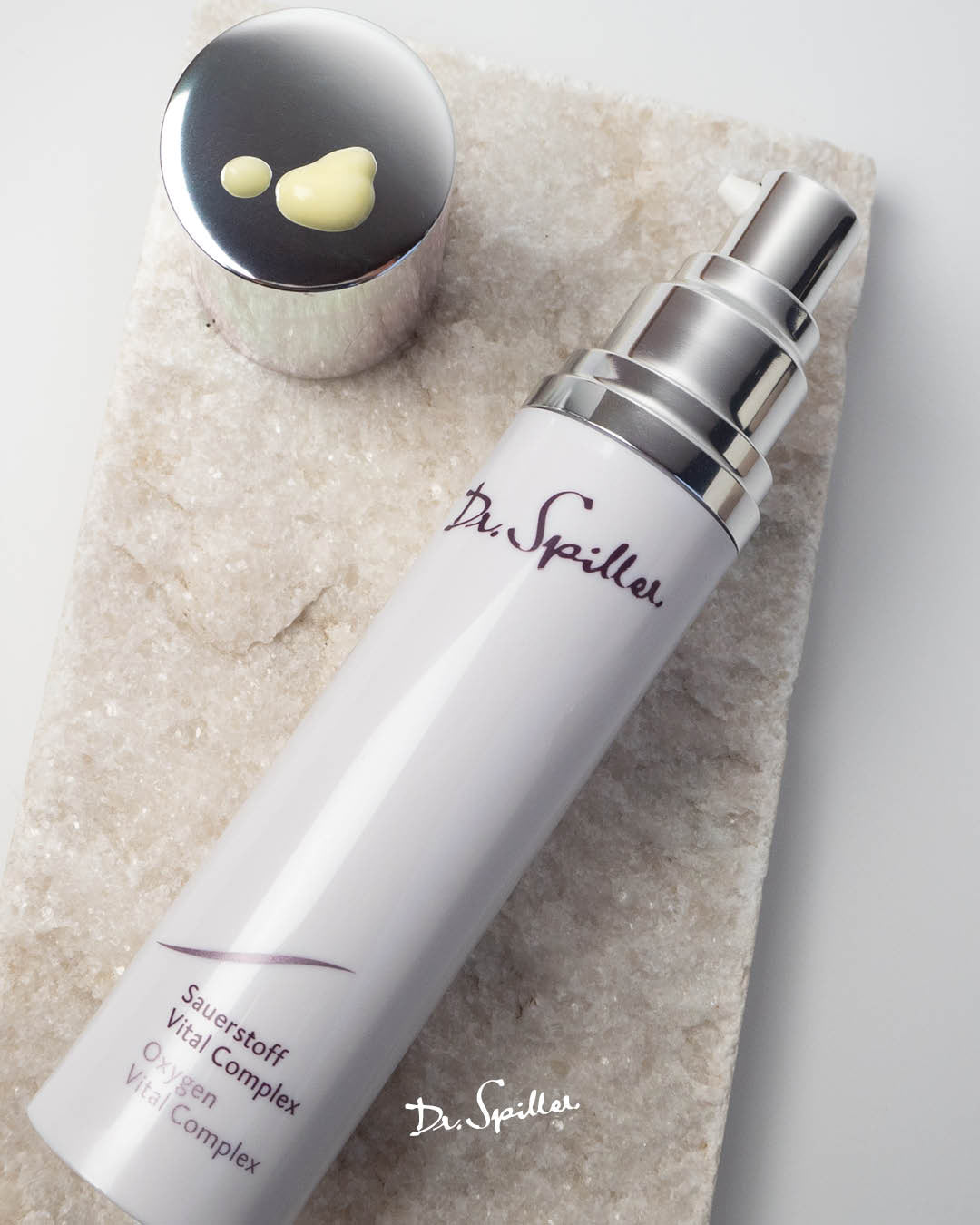 DR SPILLER Sauerstoff Vital Complex  – Intensivpflege für gereizte Haut, 50 ml, geöffneter Pumpspender auf Steinplatte