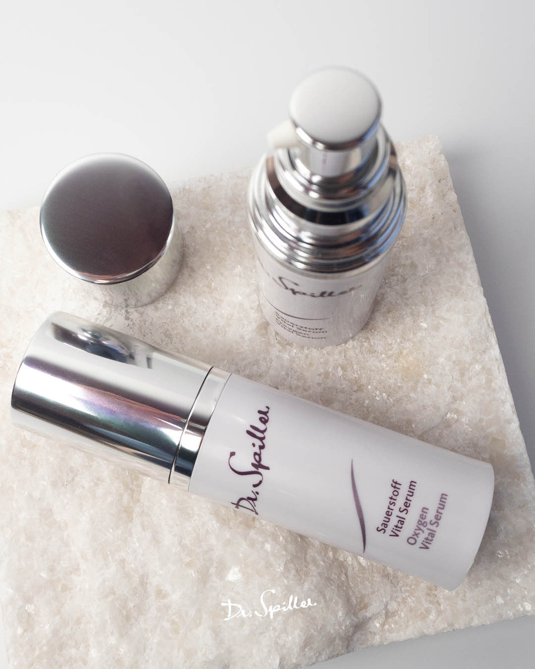 DR SPILLER Sauerstoff Vital Serum  – 30 ml, Umverpackung, geöffneter und geschlossener Spender auf Steinplatte
