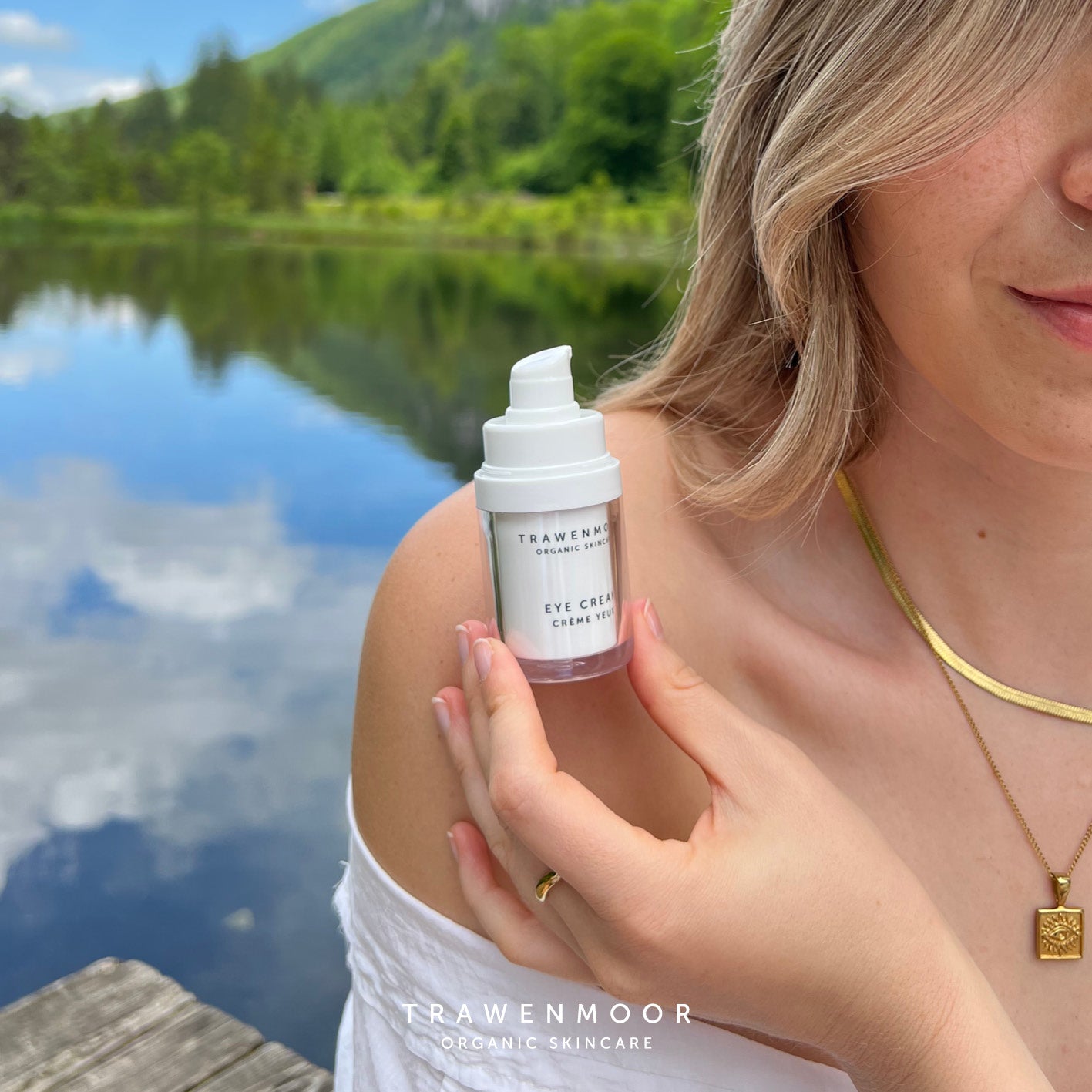DR SPILLER TRAWENMOOR Eye Cream – 15ml, Frau hält Spender vor einem See im Wald