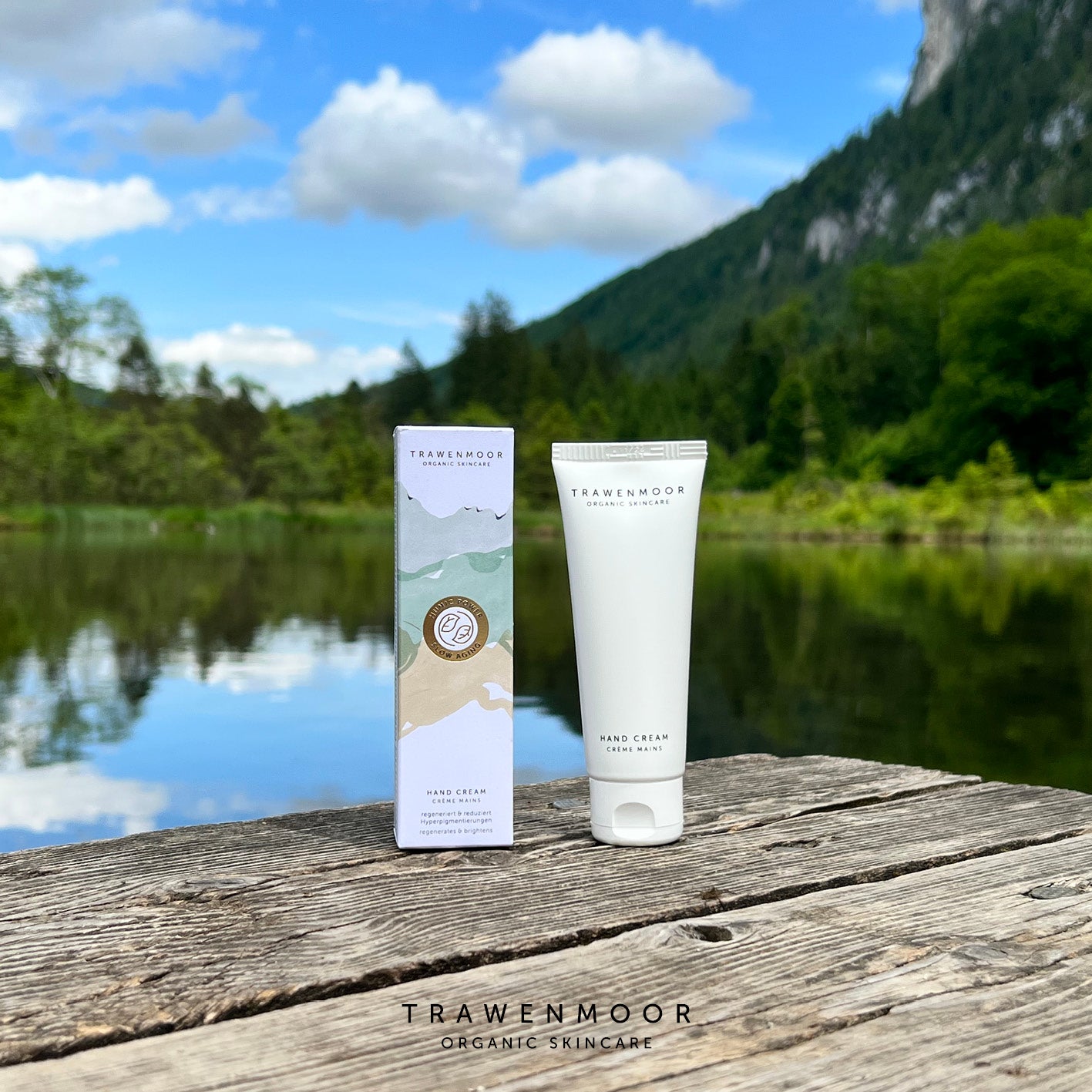 DR SPILLER TRAWENMOOR Hand Cream – 75 ml, Umverpackung und Tube auf Holzsteg bei See und Wald