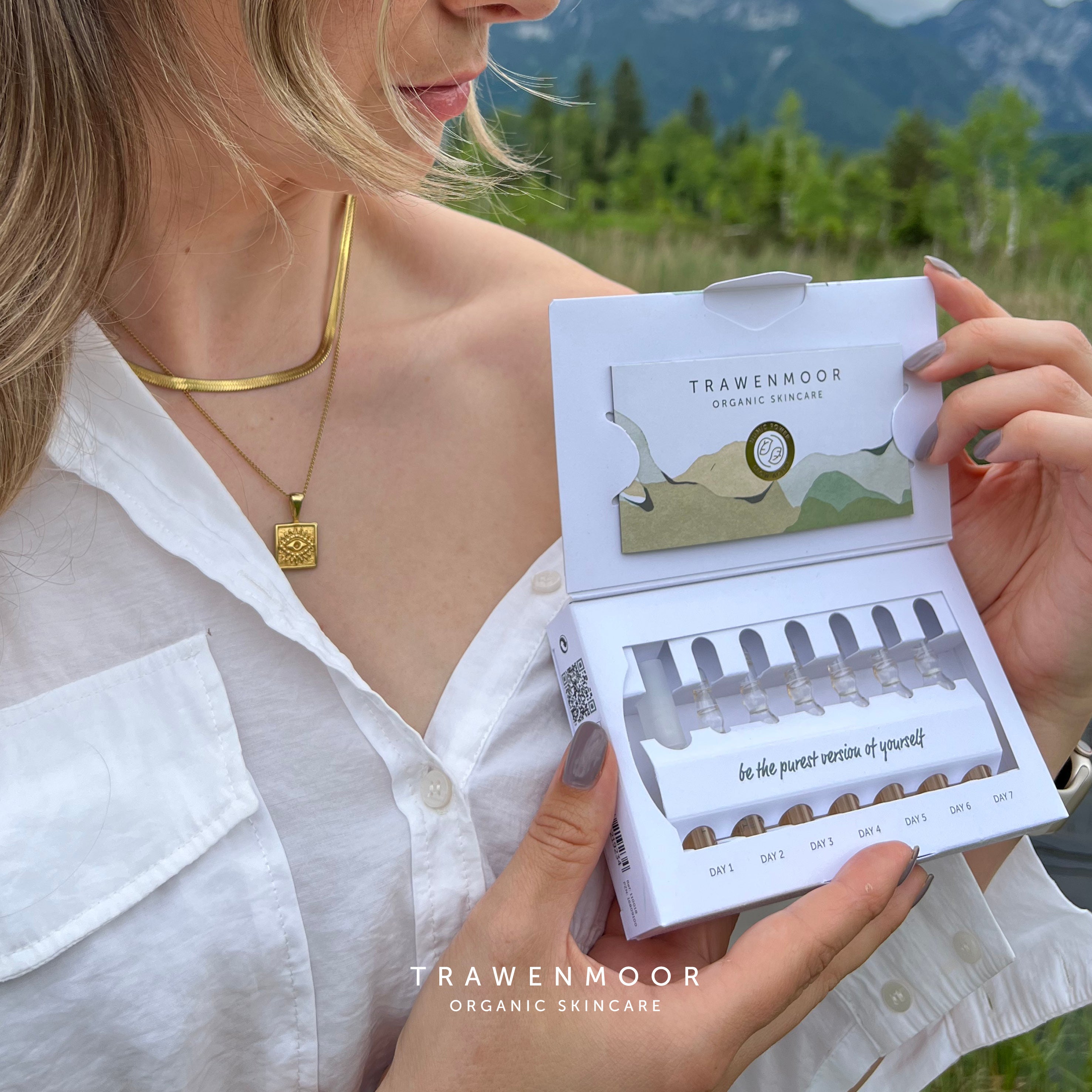 DR SPILLER TRAWENMOOR Humic Ampoules – 7x2ml, Frau hält geöffneten Karton