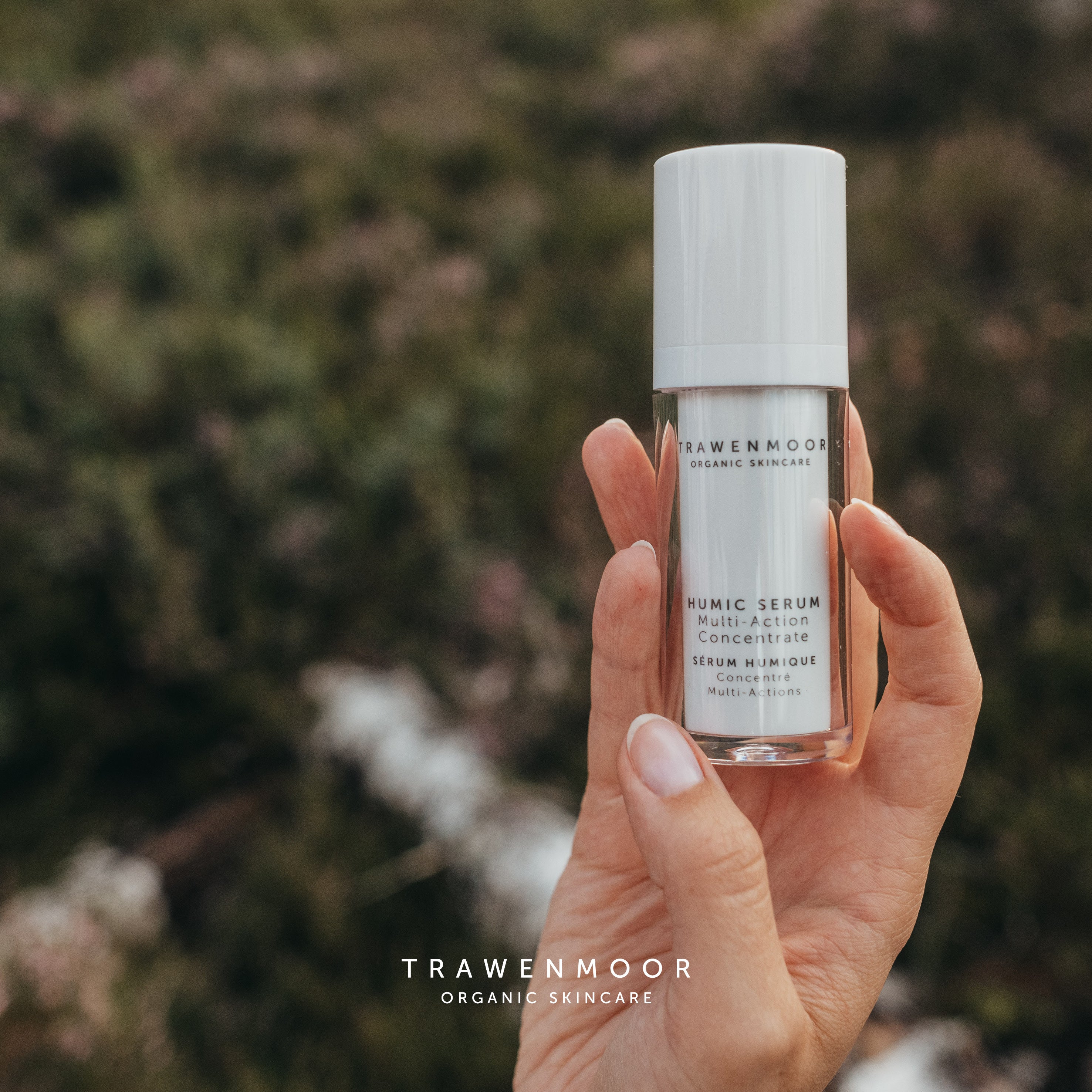 DR SPILLER TRAWENMOOR Humic Serum  – 30 ml, Hand hält Spender