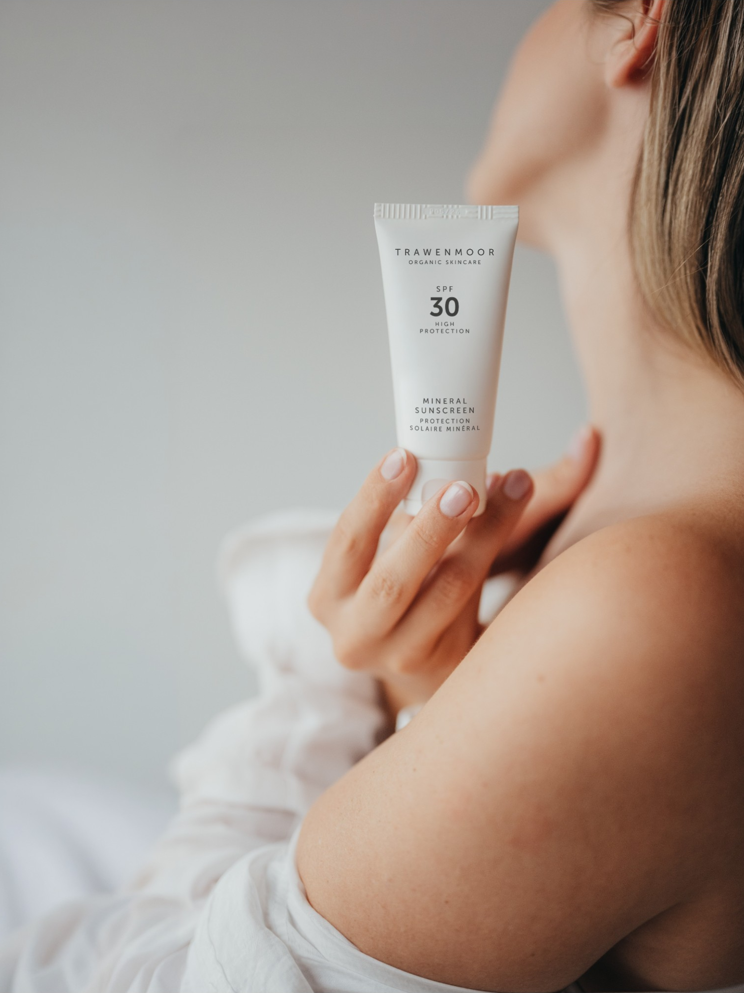 DR SPILLER TRAWENMOOR Mineral Sunscreen SPF 30 – getönter Sonnenschutz, 50ml, Frau hält Tube