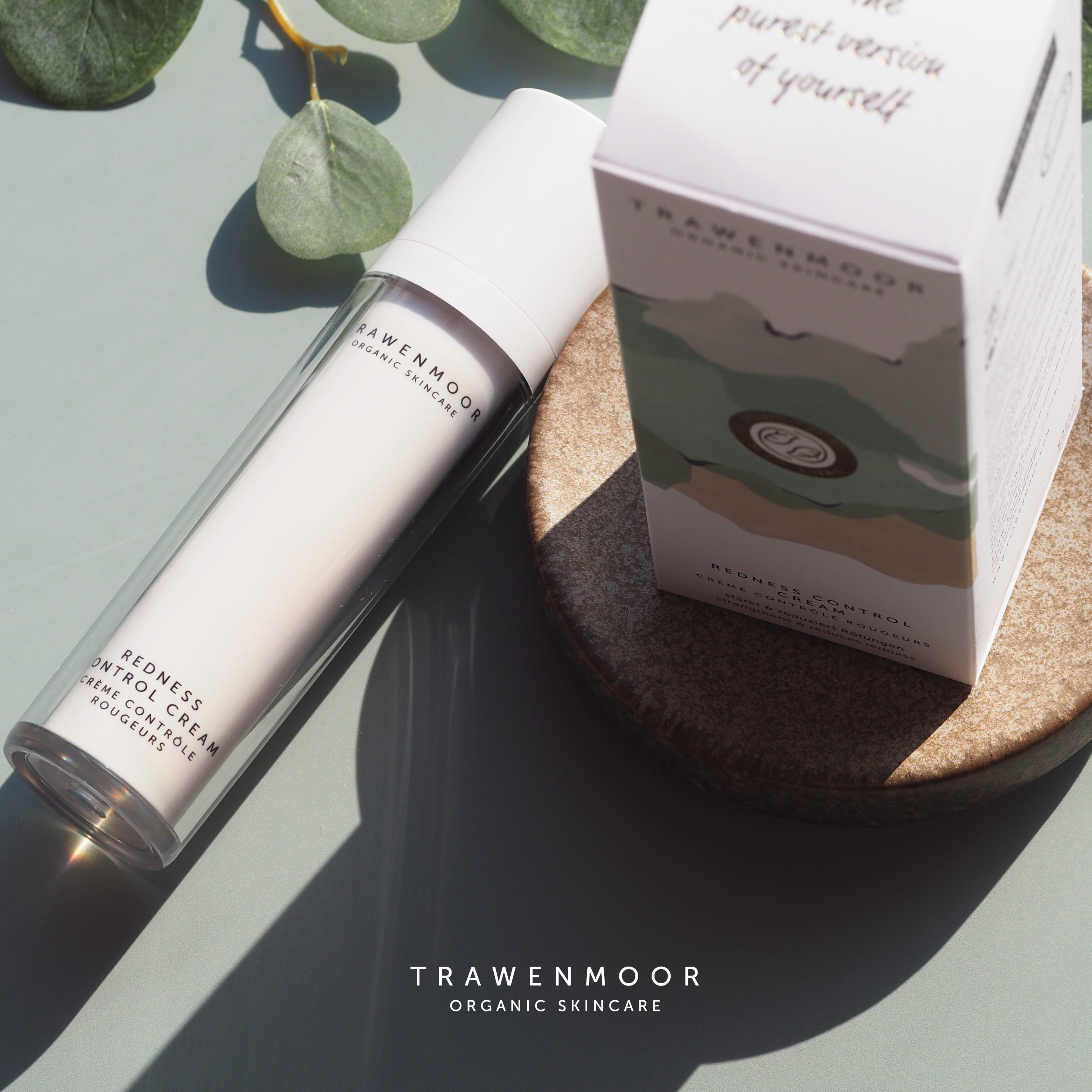 DR SPILLER TRAWENMOOR Redness Control Cream 50 ml, Umverpackung und Spender auf Steinplatte mit Zweig und Blättern