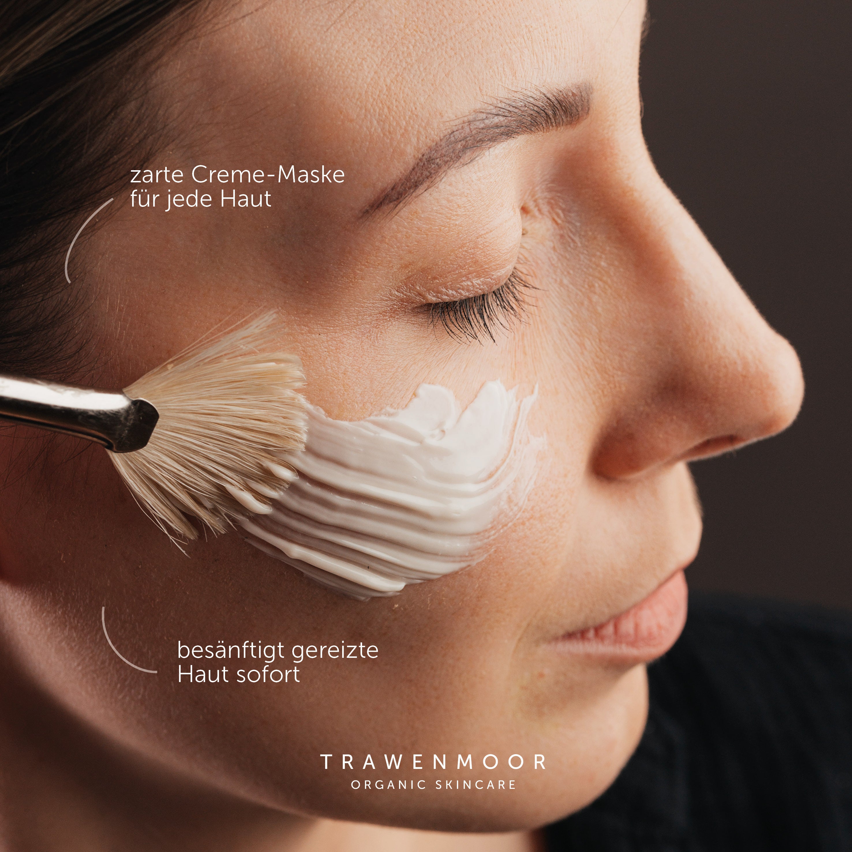 DR SPILLER TRAWENMOOR Soothing Mask – Frau trägt Maske mit Pinsel auf Gesicht auf