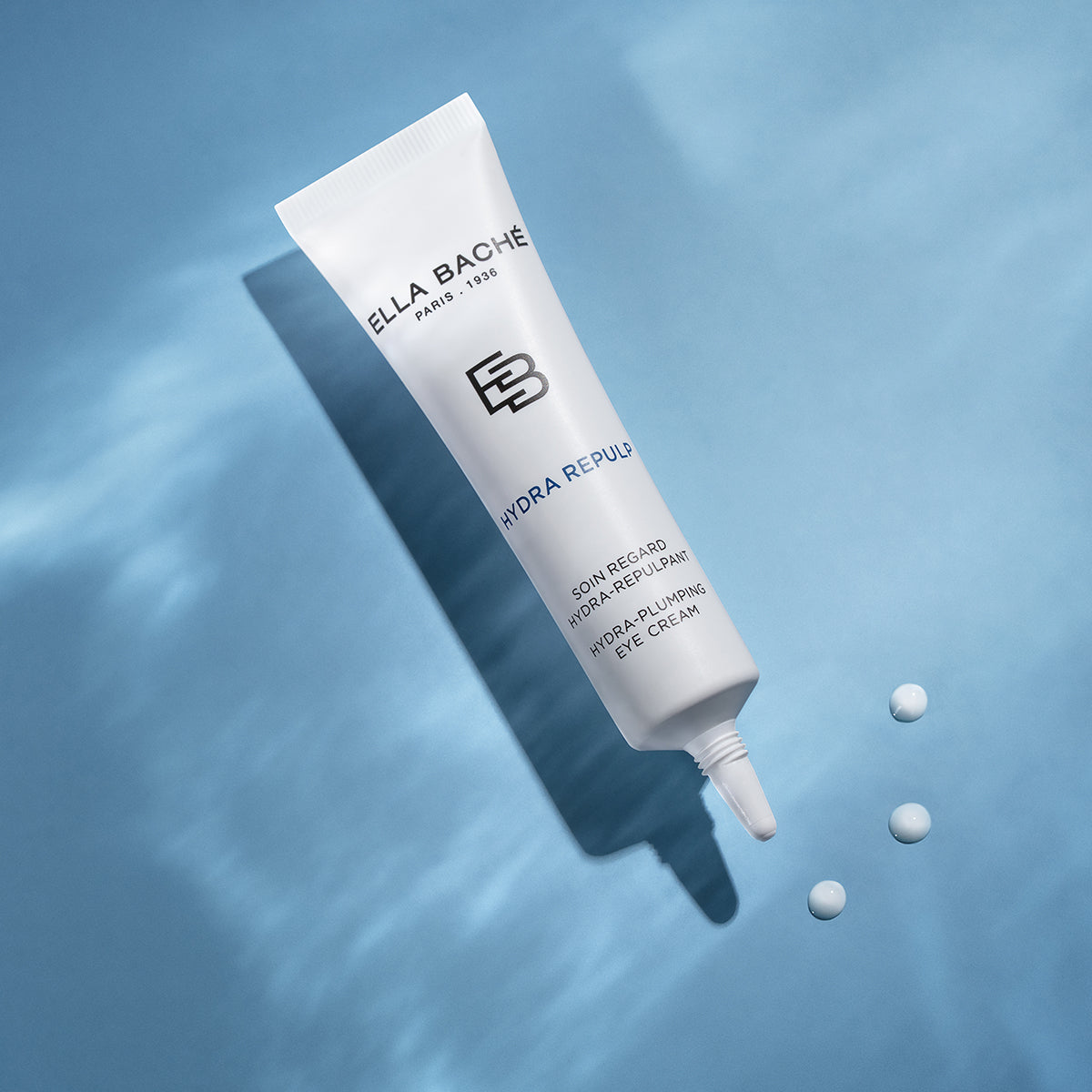 ELLA BACHE HYDRA REPULP - Hyaluron Augenpflege – für alle Hauttypen, 15ml, Tube offen auf blauem Hintergrund