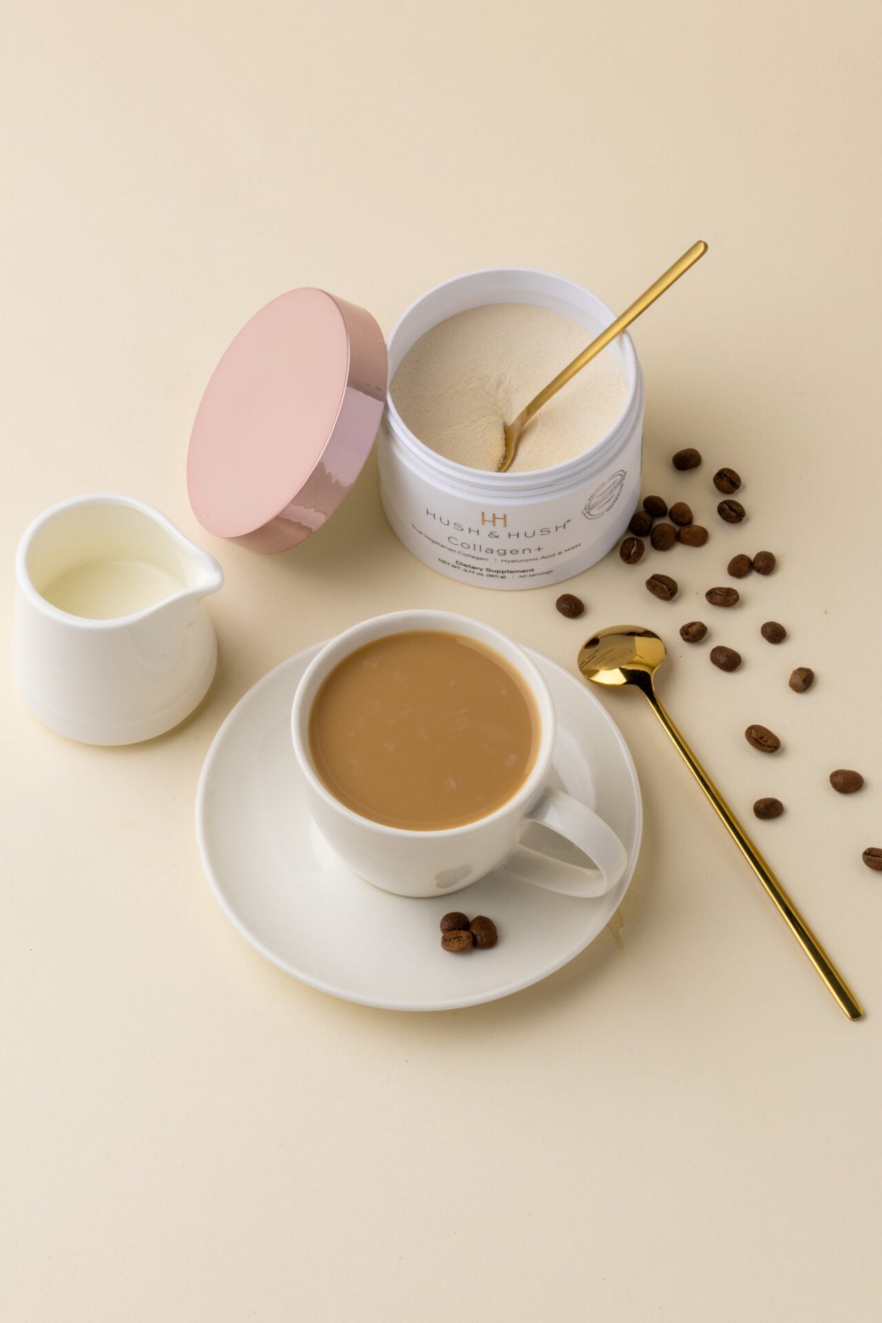 HUSH & HUSH Collagen+ – Nahrungsergänzung, 90g, Dose offen mit Löffel, Kaffeetasse und Kaffeebohnen